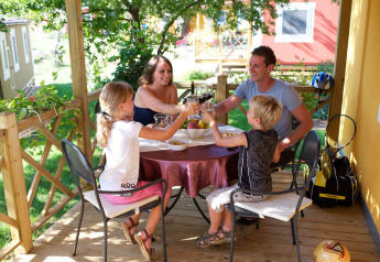 Famiglia che mangia sulla terrazza della Maravea Premium Holiday Home all’Aminess Planet Camping Maravea Resort in Croazia.