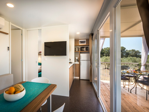 Modern vakantiehuis met keuken, eetruimte en terras in Miramí Family Village, Kroatië.