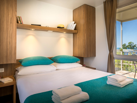 Premium vakantiewoning in Miramí Family Village bij Aminess Planet Camping Maravea Resort, Kroatië. Moderne slaapkamer met uitzicht.