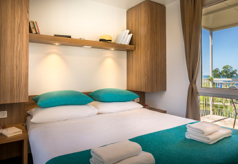 Casa vacanze premium al Miramí Family Village presso Aminess Planet Camping Maravea Resort, Croazia. Camera moderna con vista.