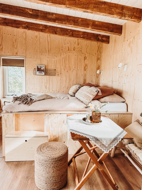 Knus houten interieur met rustieke balken in Smûk Fjildhuske, Smûk Recreatie, Nederland.