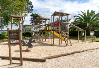 Spielplatz mit Holzklettergerüst und Rutsche bei Flower Camping Port de la Chaîne in der Bretagne, Frankreich.