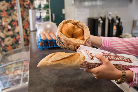 Verse baguette en croissants aan de toonbank bij Flower Camping La Sténiole, Grand Est, Frankrijk.