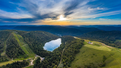 Panoramaaufnahme von Bergen, Seen und Wäldern bei Granges-Aumontzey in Grand Est, Frankreich bei Sonnenuntergang.