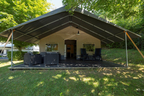 Safari-Zelt Nommerlayen Safaritent auf Camping Nommerlayen in Luxemburg mit Sitzbereich auf der Veranda.
