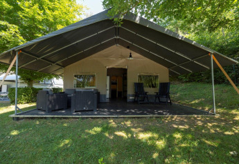 Safari tent Nommerlayen Safaritent al Camping Nommerlayen in Lussemburgo con veranda arredata all’aperto.