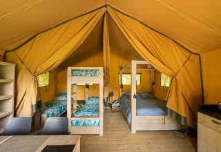 Indretning af safari-telt med køjeseng og dobbeltseng på Flower Camping La Sténiole i Frankrig.
