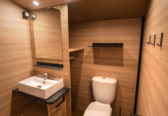 Modernes Badezimmer im Safari-Zelt Tente Kenya, Flower Camping La Sténiole, Holzoptik und Beleuchtung.