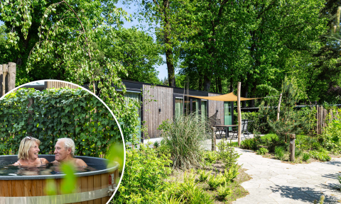 Lodge Veluwehoeve Wellness con giardino rigoglioso e coppia anziana che si rilassa nella vasca idromassaggio.