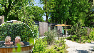 Lodge Veluwehoeve Wellness con giardino rigoglioso e coppia anziana che si rilassa nella vasca idromassaggio.