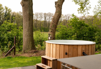 Vasca idromassaggio in legno all'aperto presso Wellness Boutique baby, Holiday Park Mölke, Paesi Bassi.