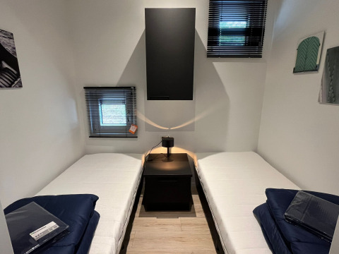 Værelse med to enkeltsenge på Just Nature Light lodge ved De Hooge Veluwe, Holland, moderne indretning.