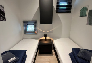 Værelse med to enkeltsenge på Just Nature Light lodge ved De Hooge Veluwe, Holland, moderne indretning.