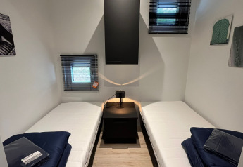 Camera doppia con due letti singoli al Just Nature Light lodge, De Hooge Veluwe, Paesi Bassi, arredo moderno.