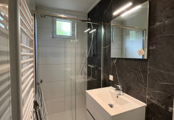 Bagno moderno presso Just Nature Light a De Hooge Veluwe, Paesi Bassi, con doccia e specchio illuminato.