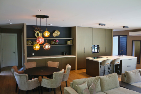 Moderne keuken en eetruimte in Forest Lodge Deluxe, Holiday Park BreeBronne, met stijlvol interieur.