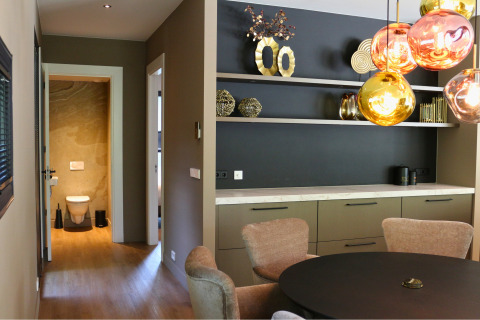 Woon- en eetruimte van Forest Lodge Deluxe in Holiday Park BreeBronne, Nederland, met moderne inrichting.