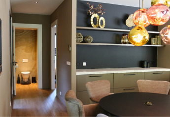 Living and dining area at Forest Lodge Deluxe, Holiday Park BreeBronne in the Netherlands, with modern decor.