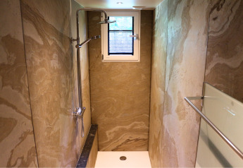 Schmales Badezimmer mit Marmorduschen, Fenster und moderner Duscharmatur in Forest Lodge Deluxe, BreeBronne.