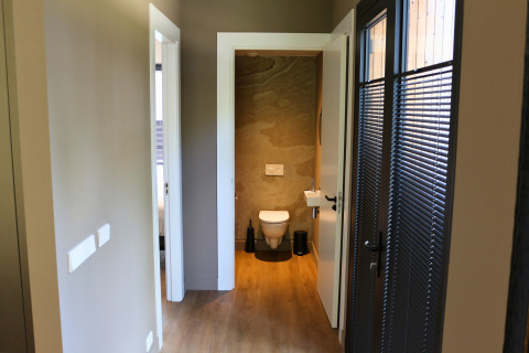 Ingang van een luxueus toilet in Forest Lodge Deluxe bij Holiday Park BreeBronne, Nederland.
