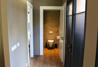 Ingang van een luxueus toilet in Forest Lodge Deluxe bij Holiday Park BreeBronne, Nederland.