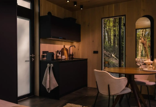 Moderne keuken en eetruimte in de ÖÖD Suite tiny house bij Wilsumer Berge, Duitsland, in de natuur.