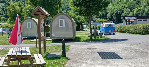 Tende safari Coco Sweet al Camping Floreal La Roche-en-Ardenne in Belgio con panchina da picnic e furgone.