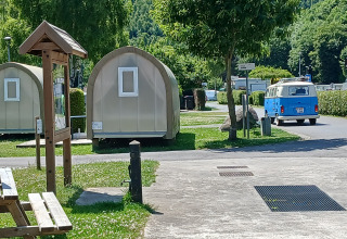 Tende safari Coco Sweet al Camping Floreal La Roche-en-Ardenne in Belgio con panchina da picnic e furgone.