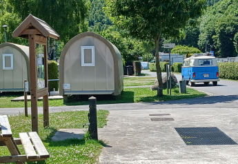 Coco Sweet safari-telte ved Camping Floreal La Roche-en-Ardenne i Belgien med picnicbord og bil.