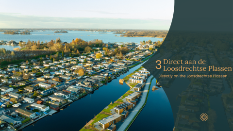 Luchtbeeld van hedendaagse lodges direct aan de Loosdrechtse Plassen, omgeven door water en groen.