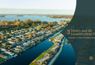 Luchtbeeld van hedendaagse lodges direct aan de Loosdrechtse Plassen, omgeven door water en groen.