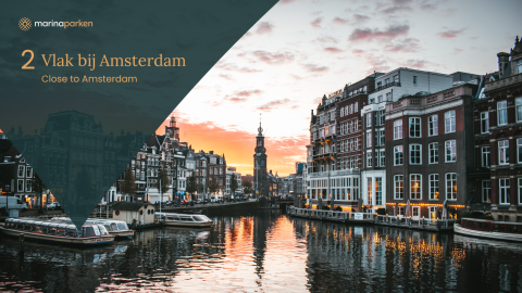 Puesta de sol sobre un canal cerca de Ámsterdam, con barcos y edificios históricos junto al agua.