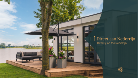 Moderne glamping accommodatie aan de Nederrijn met houten terras, loungeset en zonnescherm.