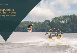 Gasten van een glamping beleven spannende watersporten en doen aan wakeboarden achter een speedboot.