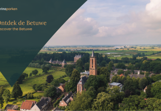 Luchtfoto van Betuwe met kerk, omringd door velden, gezien vanaf een glampingverblijf in Nederland.