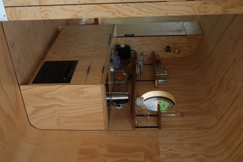 Indvendig udsigt af Wrap house med sauna og badekar på Resort de Parel, moderne træindretning.