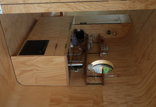 Interno di Wrap house con sauna e vasca da bagno al Resort de Parel, Paesi Bassi, design in legno moderno.
