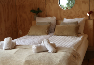 Camera accogliente al Wrap house con sauna e vasca al Resort de Parel nei Paesi Bassi.