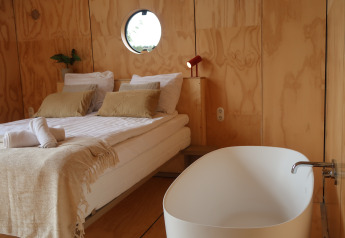 Moderne lodge Wrap house met sauna en badkuip bij Resort de Parel in Nederland. Houten afwerking, gezellig.