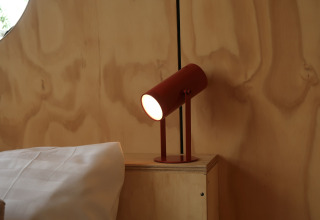 Lampe de chevet rouge moderne dans Wrap House au Resort de Parel aux Pays-Bas, posée près du lit.
