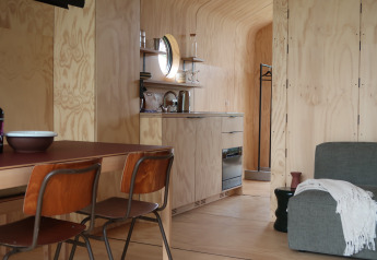 Innenansicht des Wrap house mit Sauna und Badewanne im Resort de Parel, Niederlande, Holzinterieur.