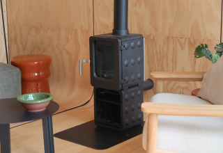 Moderne houtkachel in knusse zithoek van Wrap house met sauna en bad, Resort de Parel.