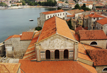 Blick auf Novigrad in Istrien, Kroatien, mit historischen Gebäuden und ziegelgedeckten Dächern am Meer.
