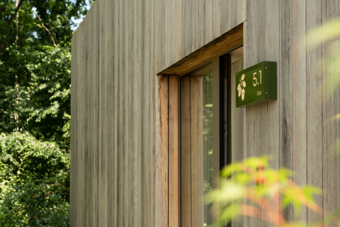 Outdoor view of Lodge with Jacuzzi at Woodz Lodges in Belgium, showing the room sign 5.1 Oak.