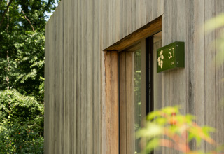 Outdoor view of Lodge with Jacuzzi at Woodz Lodges in Belgium, showing the room sign 5.1 Oak.
