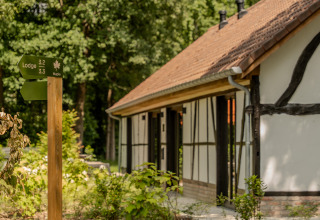 Afbeelding van bord en Villa Lodge met jacuzzi bij Woodz Lodges, omgeven door groen in België.