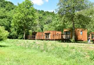 Cabanes en bois du Cocoon de l'Ourthe au Hameau de l'Ourthe, Belgique, au cœur d'une nature verdoyante.