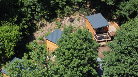 Luchtfoto van gezellige boomhutten tussen het groen bij Tree House, Hameau de l'Ourthe, België.