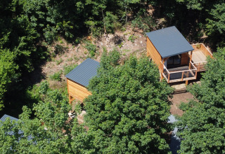 Luchtfoto van gezellige boomhutten tussen het groen bij Tree House, Hameau de l'Ourthe, België.