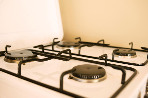 Gros plan sur une cuisinière à gaz dans une tiny house à Zomerhuisjes, Beloofde Land aux Pays-Bas.